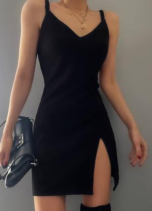 Класичні чорні сукні міні 🔛
ідеально сідають по фігурці3 фото