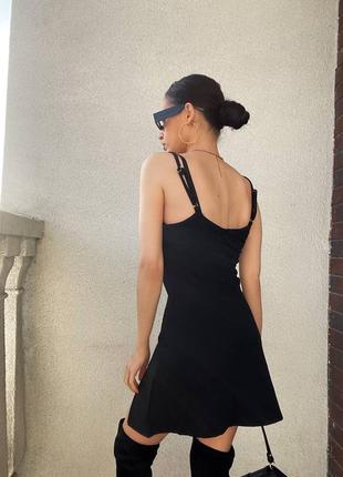 Класичні чорні сукні міні 🔛
ідеально сідають по фігурці4 фото