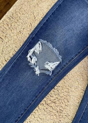 Женские джинсы на высокой талии с порванным коленом3 фото