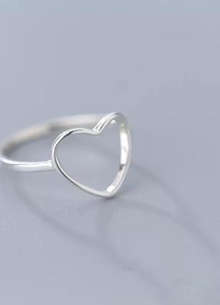 Актуальное кольцо в минималистичном стиле сердце