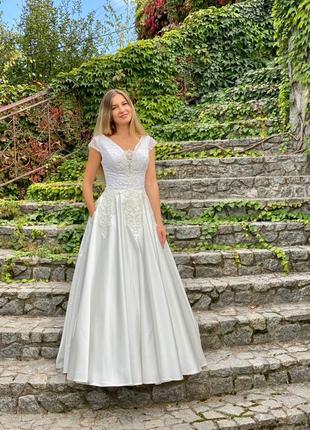 Шикарна весільна сукня2 фото