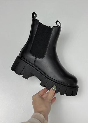 Chelsea tracker black