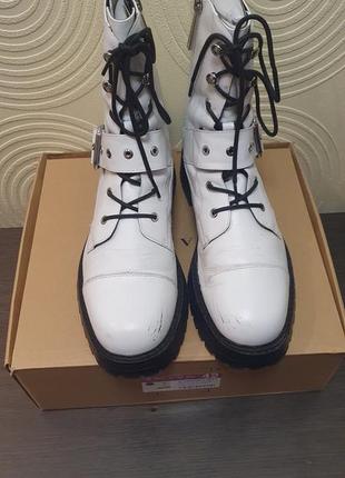 Белые кожаные ботинки6 фото
