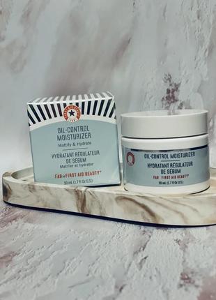 Легкий матирующий крем для лица увлажняет и уменьшает избыток жира first aid beauty ultra repair oil-control moisturizer3 фото