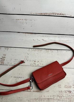 Красивая красная сумочка на пояс dkny