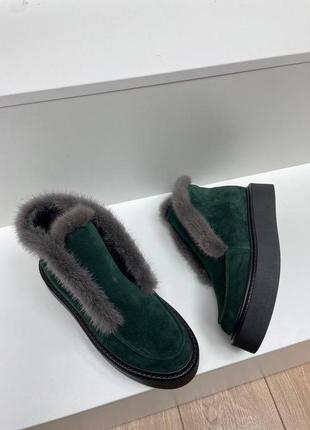 Зеленые замшевые ботинки с опушением из серой норки кооир на выбор
