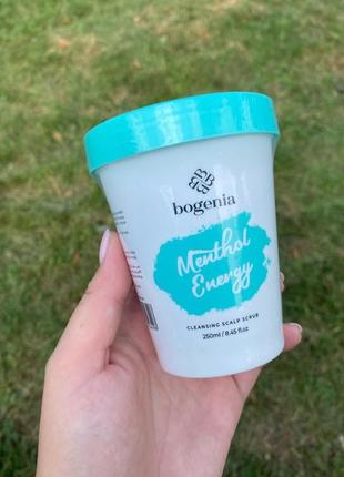 Очищаючий скраб на основі
морської солі та ментолу