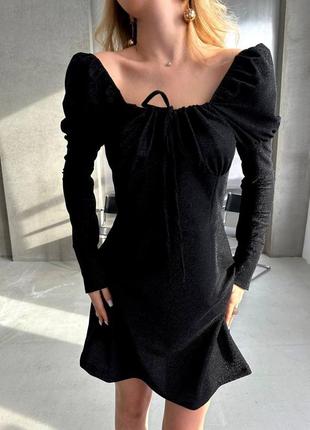 Платье короткое однонтонное на длинный рукав с вырезом в зоне на завязках качественная трендовая серебренная черная10 фото