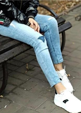Голубые джинсы с потертостями эластичные стрейчевые брюки скинни1 фото