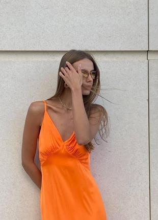 Сукня міді шовкова однотонна на брителях з вирізом в зоні декольте якісна стильна трендова червона помаранчева4 фото