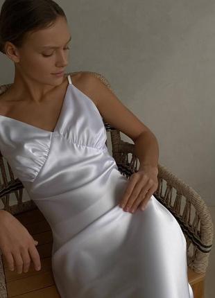 Сукня міді шовкова однотонна на брителях з вирізом в зоні декольте якісна стильна трендова біла електрик3 фото
