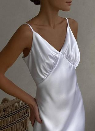 Сукня міді шовкова однотонна на брителях з вирізом в зоні декольте якісна стильна трендова біла електрик2 фото