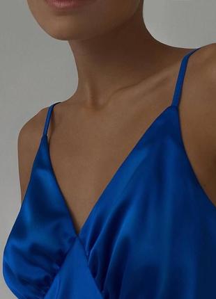 Сукня міді шовкова однотонна на брителях з вирізом в зоні декольте якісна стильна трендова біла електрик5 фото