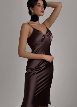 Платье миди шелковое однотонное на брителях с вырезом в зоне декольте качественная, стильная трендовая коричневая
