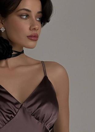 Сукня міді шовкова однотонна на брителях з вирізом в зоні декольте якісна стильна трендова коричнева4 фото
