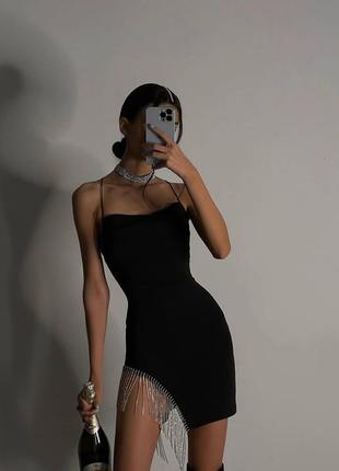 Сверкающее черное мини платье с бахромой из страз1 фото