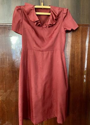 Бордове плаття з воланом