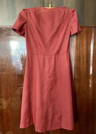 Бордовое платье с воланом4 фото
