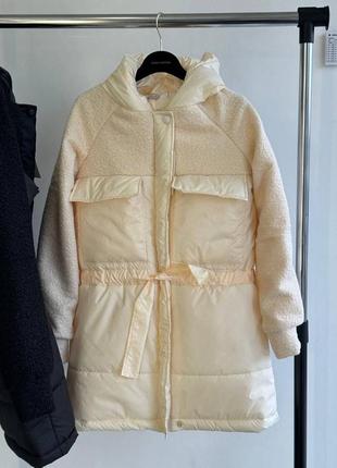Зимняя удлиненная куртка из плащевки с вставкой из барашка на кулиске талия10 фото