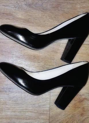 Классические черные лакированные туфли на каблуке