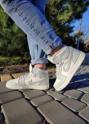 Женские кроссовки nike air jordan 1 retro light grey