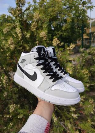 Женские кроссовки nike air jordan 1 mid light smoke grey