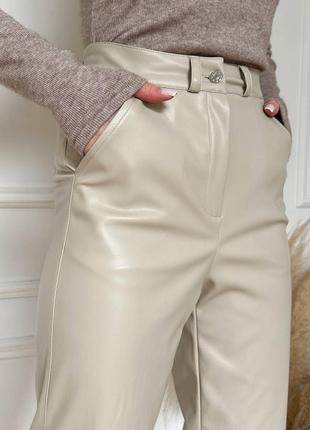 Серо-бежевые брюки из эко-кожи ( Эко кожа на замше)5 фото