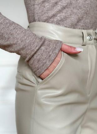 Серо-бежевые брюки из эко-кожи ( Эко кожа на замше)4 фото