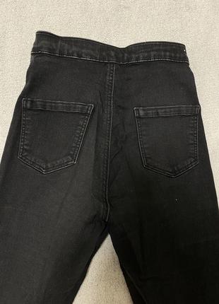 Черные джинсы рваные колени3 фото