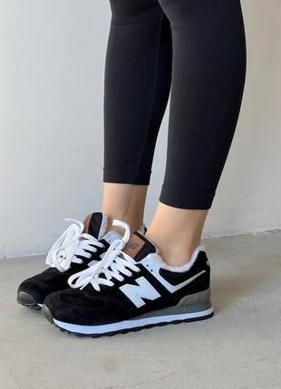 Зимові жіночі кросівки new balance 574 black white winter fur чорного з білим кольорів з хутром