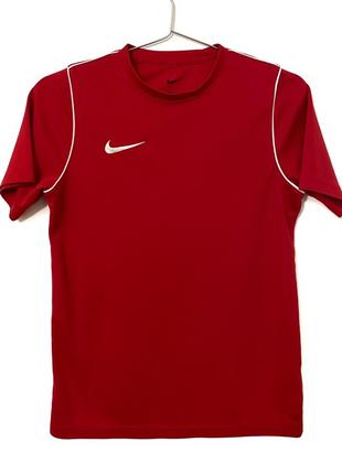 Красная футболка nike dri-fit