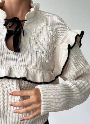 Теплый вязаный свитер оверсайз на завязках с рюшами воротничком свободного прямого кроя укороченный4 фото