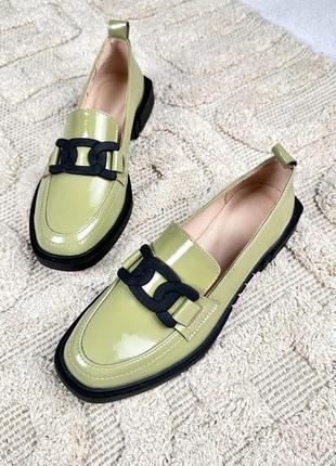 Кожаные женские туфли-лоферы оливкового цвета3 фото