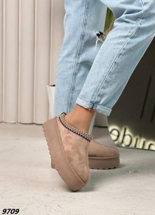 Угги короткие на платформе с открытой пяткой.