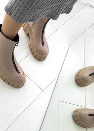Женские кожаные демисезонные ботинки бежевого цвета2 фото