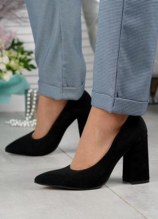 Черные замшевые туфли на устойчивом каблуке женские
