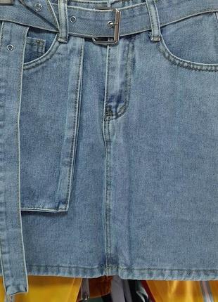 Короткая джинсовая юбка с завышенной талией
