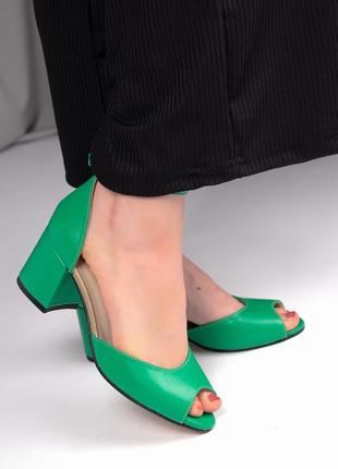 Яркие кожаные женские босоножки на каблуке зеленого цвета