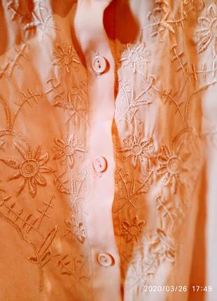 Летняя пудровая блуза с вышивкой  и разрезом сзади4 фото
