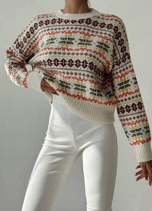 Теплый свитер с принтом арнаментом с манжетами на рукавах и по низу свитера