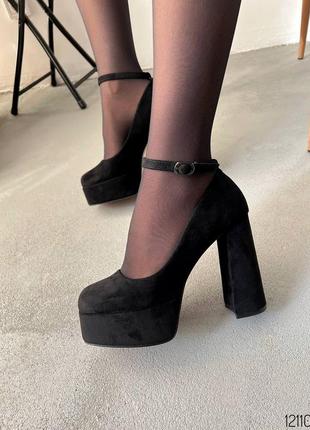 Черные замшевые туфли на очень высоком толстом каблуке с платформой ремешком1 фото