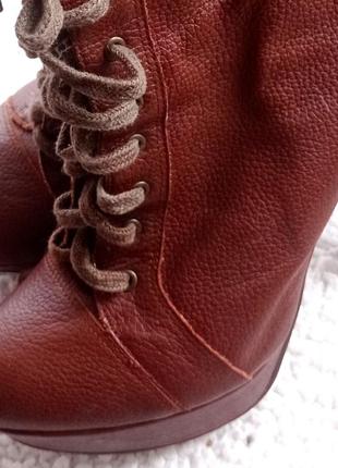 Шкірчні чобітки на високих підборах