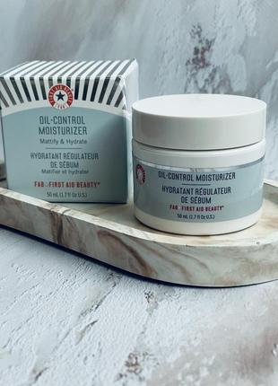 Легкий матуючий крем для обличчяfirst aid beauty fab ultra repair oil-control moisturizer