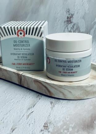 Легкий матирующий крем для лица увлажняет и уменьшает избыток жира first aid beauty ultra repair oil-control moisturizer