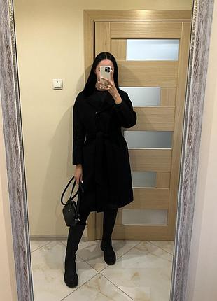 Жіноче чорне пальто з хутром