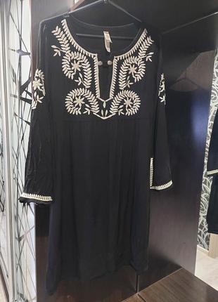 Хлопковое платье вышиванка черного цвета с белой вышивкой 42-463 фото