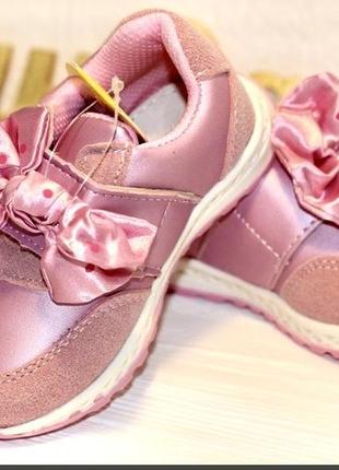 Красивые кроссовки на маленьких принцесс