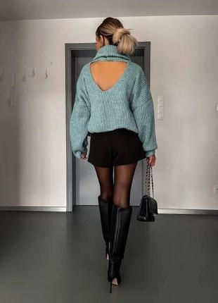 Теплий светр з вирізом на спині3 фото