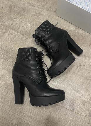 Чоботи guess
