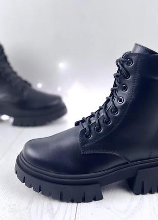 Чорні жіночі черевики зимові на шнурівці на масивній підошві